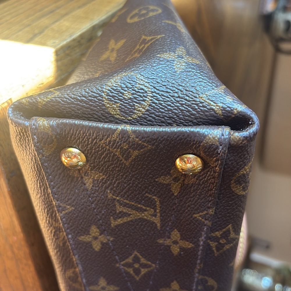 Louis Vuitton V Monogram - Picture 8 of 16
